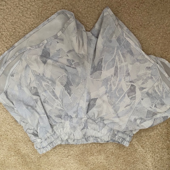 LULULEMON RARE Hotty Hot Short II *Long 4" - Picture 4 of 6